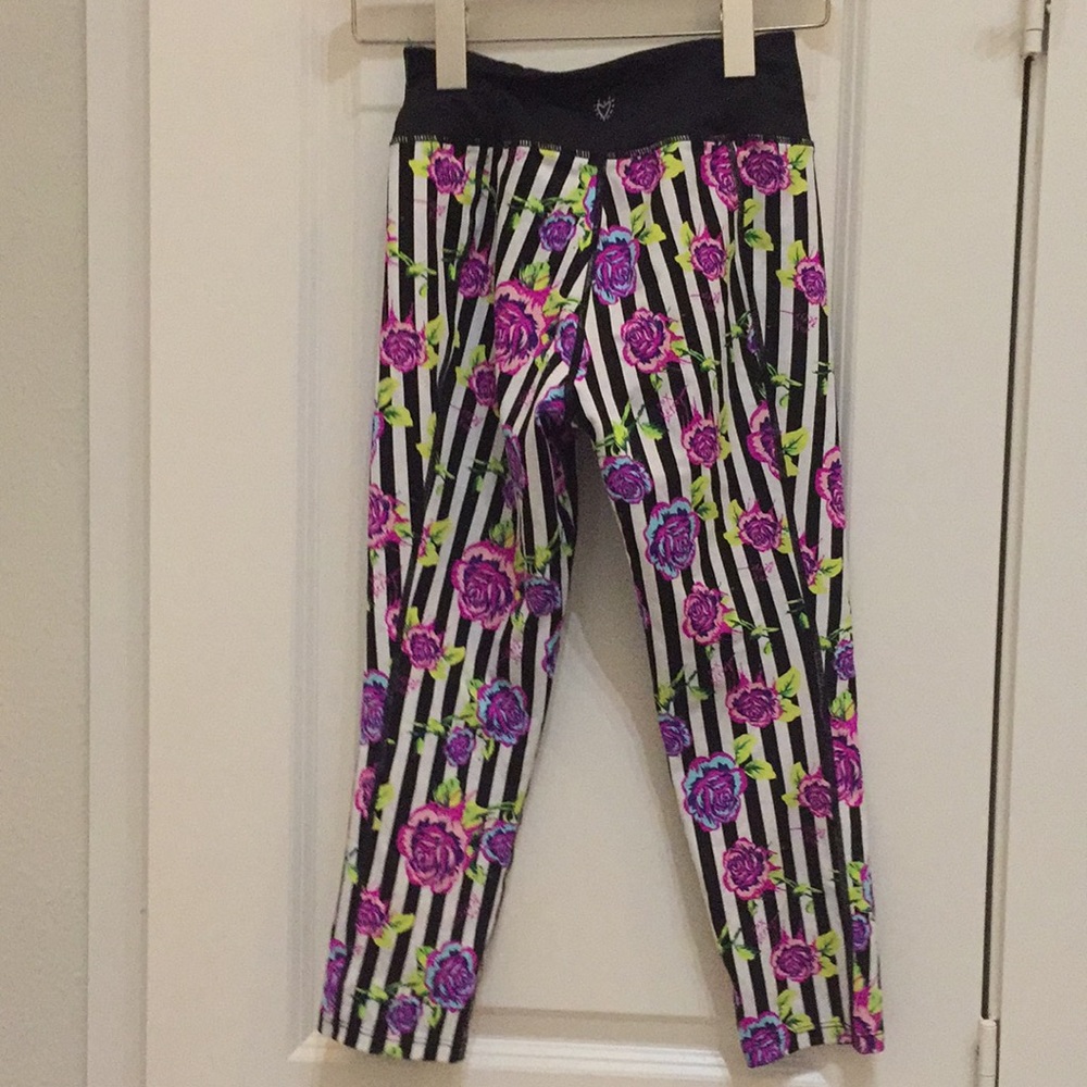 Betsey Johnson Black Stripe Floral quirky Capri Workout Yoga Leggings Xs - Picture 7 of 11